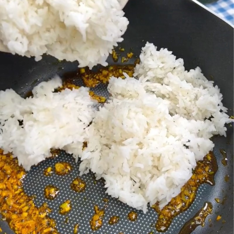 Bước 3 Chiên cơm nấm Cơm chiên nấm đùi gà