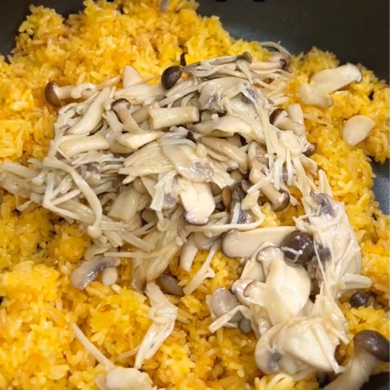 Bước 3 Chiên cơm nấm Cơm chiên nấm đùi gà