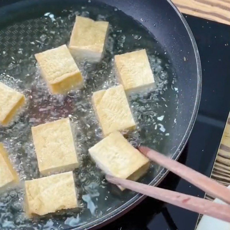 Bước 2 Chiên đậu hũ Đậu hũ rang muối (Công thức được chia sẻ từ TikTok Vào bếp cùng Điện máy XANH)