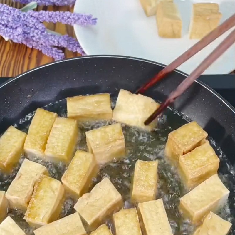 Bước 2 Chiên đậu hũ Đậu hũ rang muối (Công thức được chia sẻ từ TikTok Vào bếp cùng Điện máy XANH)