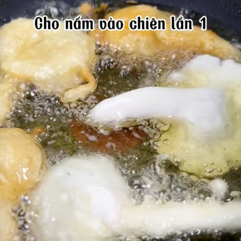 Bước 3 Chiên giòn Nấm bào ngư chiên giòn kèm nước chấm me (Công thức được chia sẻ bởi Tiktok Bếp chay XANH)