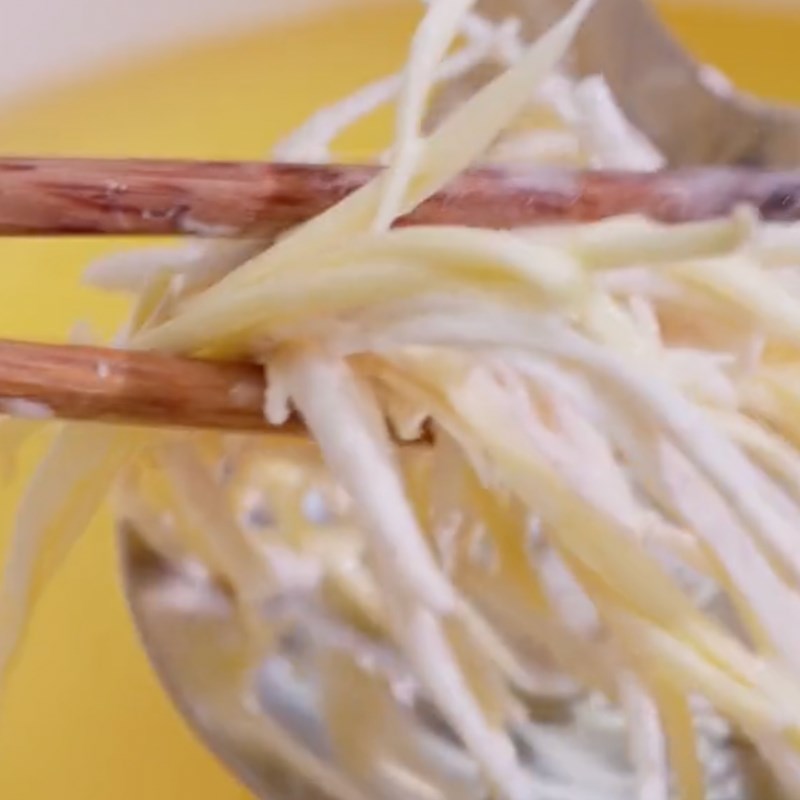 Bước 4 Chiên tôm khoai lang Bánh tôm chiên khoai lang (Công thức từ kênh TikTok Vào bếp cùng Điện máy XANH!)