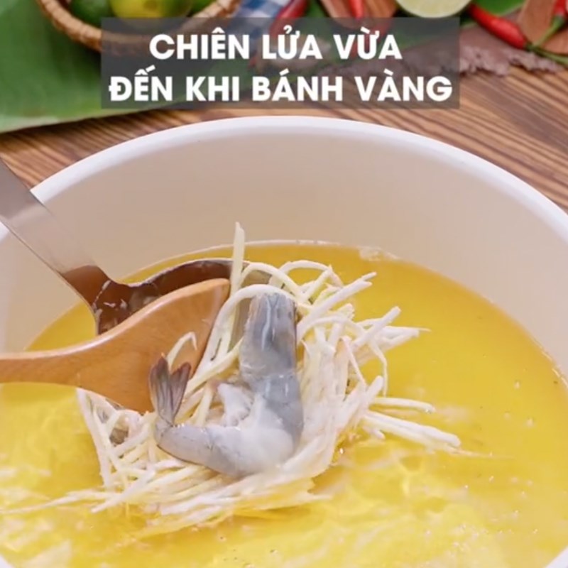 Bước 4 Chiên tôm khoai lang Bánh tôm chiên khoai lang (Công thức từ kênh TikTok Vào bếp cùng Điện máy XANH!)