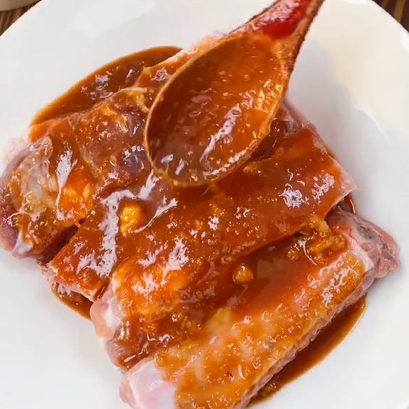 Bước 2 Làm sạch và ướp sườn Sườn nướng phô mai (Công thức được chia sẻ từ TikTok Vào bếp cùng Điện máy XANH)