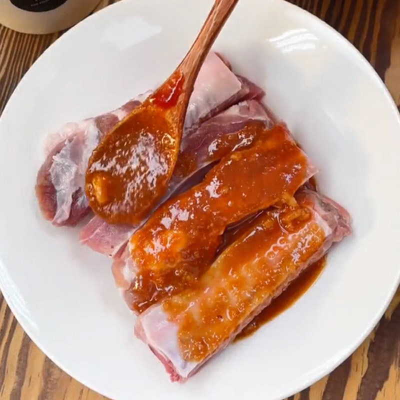 Bước 2 Làm sạch và ướp sườn Sườn nướng phô mai (Công thức được chia sẻ từ TikTok Vào bếp cùng Điện máy XANH)