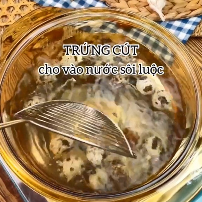 Bước 1 Luộc trứng cút Sườn kho trứng cút (Công thức được chia sẻ từ TikTok Vào bếp cùng Điện máy XANH)