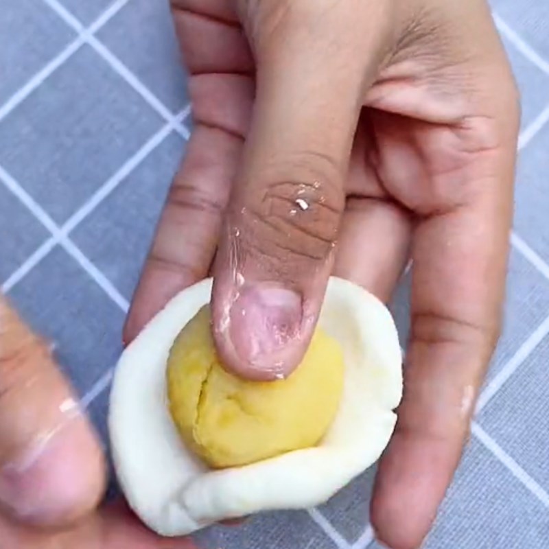 Bước 4 Nặn bánh Bánh rán lúc lắc ( Công thức được chia sẻ từ Tiktok Vào bếp cùng Điện máy XANH)