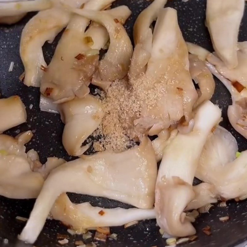 Bước 2 Xào nấm Canh chua bông điên điển chay (Công thức được chia sẻ từ Tiktok Bếp chay XANH)