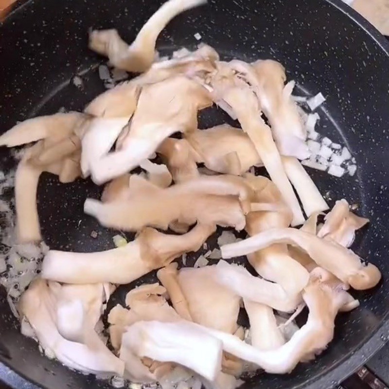 Bước 2 Xào nấm Canh chua bông điên điển chay (Công thức được chia sẻ từ Tiktok Bếp chay XANH)