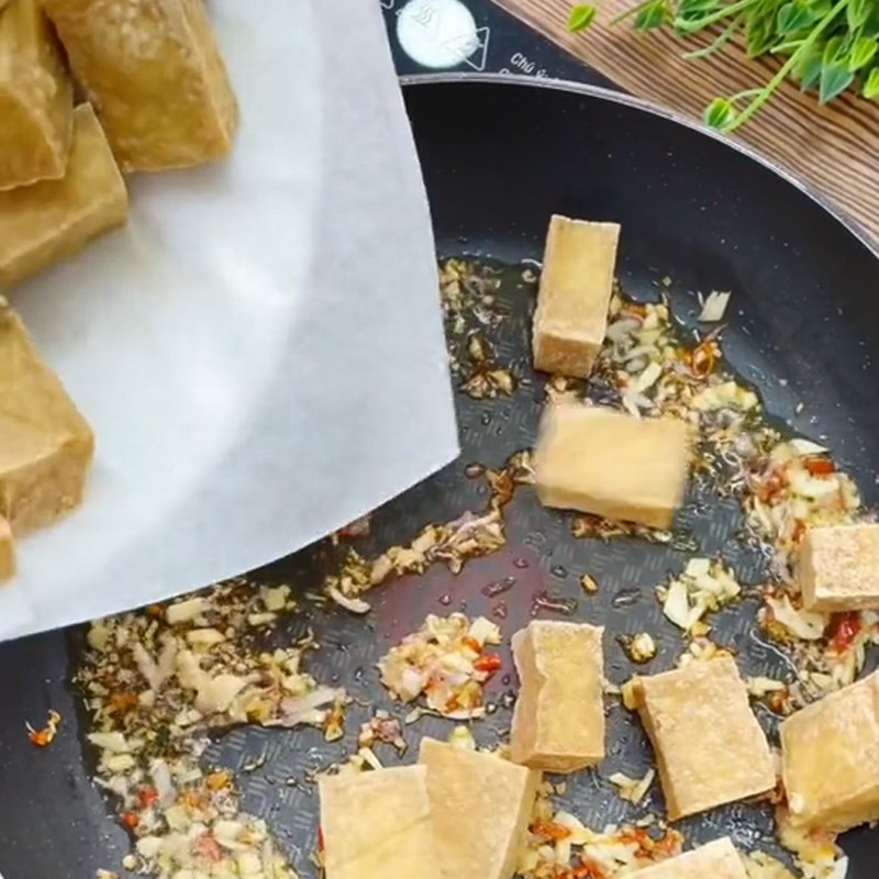 Bước 3 Rang đậu hũ Đậu hũ rang muối (Công thức được chia sẻ từ TikTok Vào bếp cùng Điện máy XANH)