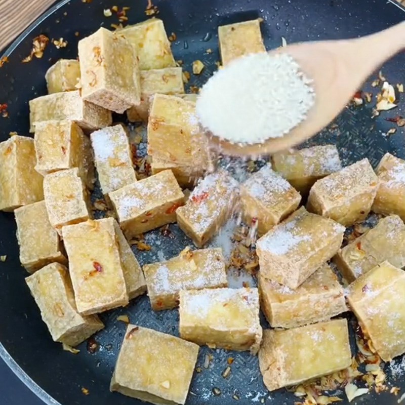 Bước 3 Rang đậu hũ Đậu hũ rang muối (Công thức được chia sẻ từ TikTok Vào bếp cùng Điện máy XANH)