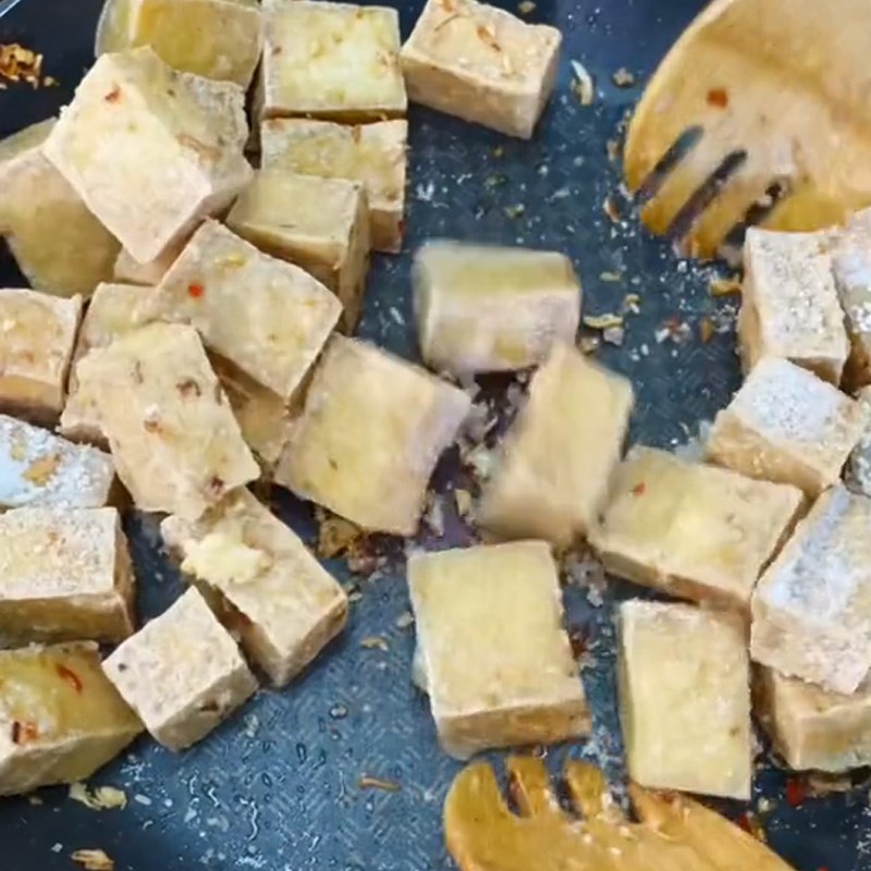 Bước 3 Rang đậu hũ Đậu hũ rang muối (Công thức được chia sẻ từ TikTok Vào bếp cùng Điện máy XANH)