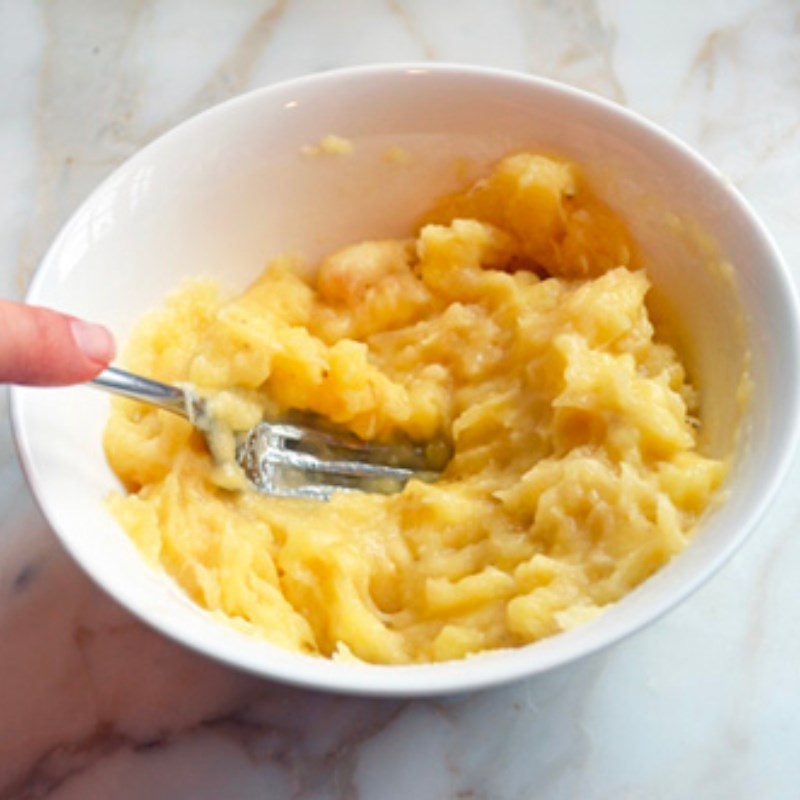 Bước 1 Sơ chế chuối Pancake chuối