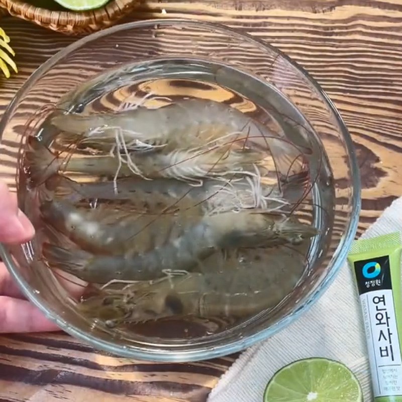 Bước 1 Sơ chế nguyên liệu Tôm sốt thái (Công thức được chia sẻ từ TikTok Vào bếp cùng KitchenAZ)
