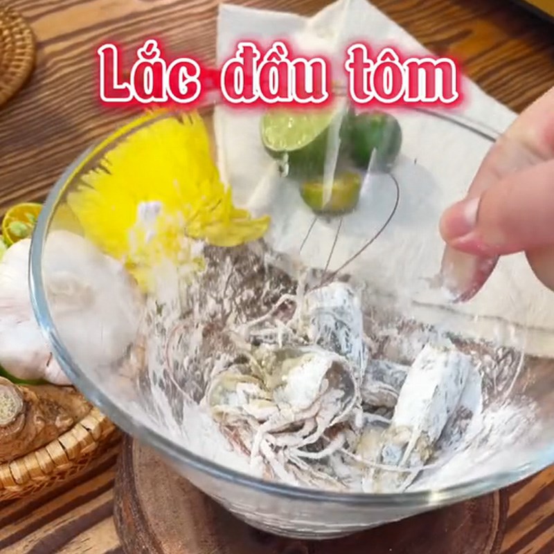 Bước 1 Sơ chế nguyên liệu Tôm sốt thái (Công thức được chia sẻ từ TikTok Vào bếp cùng KitchenAZ)