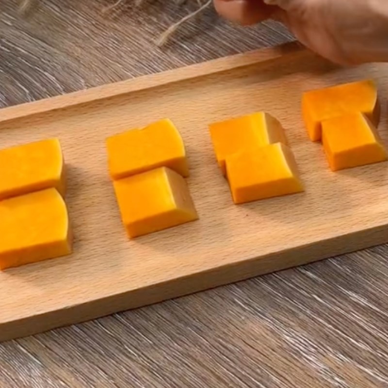 Bước 1 Sở chế nguyên liệu bánh muffin bí đỏ chay (công thức từ kênh tiktok Bếp chay XANH)