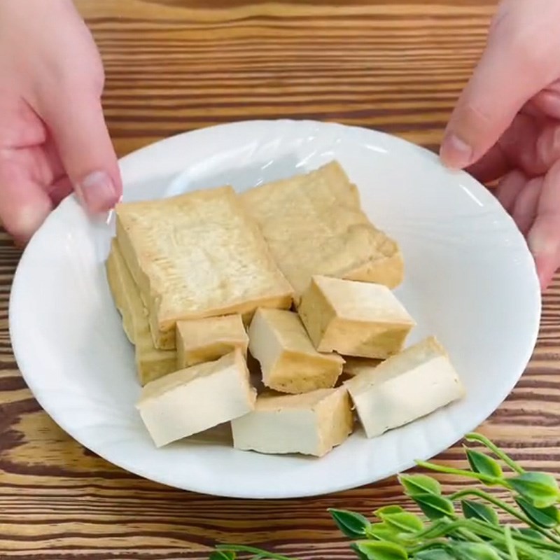 Bước 1 Sơ chế nguyên liệu Đậu hũ rang muối (Công thức được chia sẻ từ TikTok Vào bếp cùng Điện máy XANH)