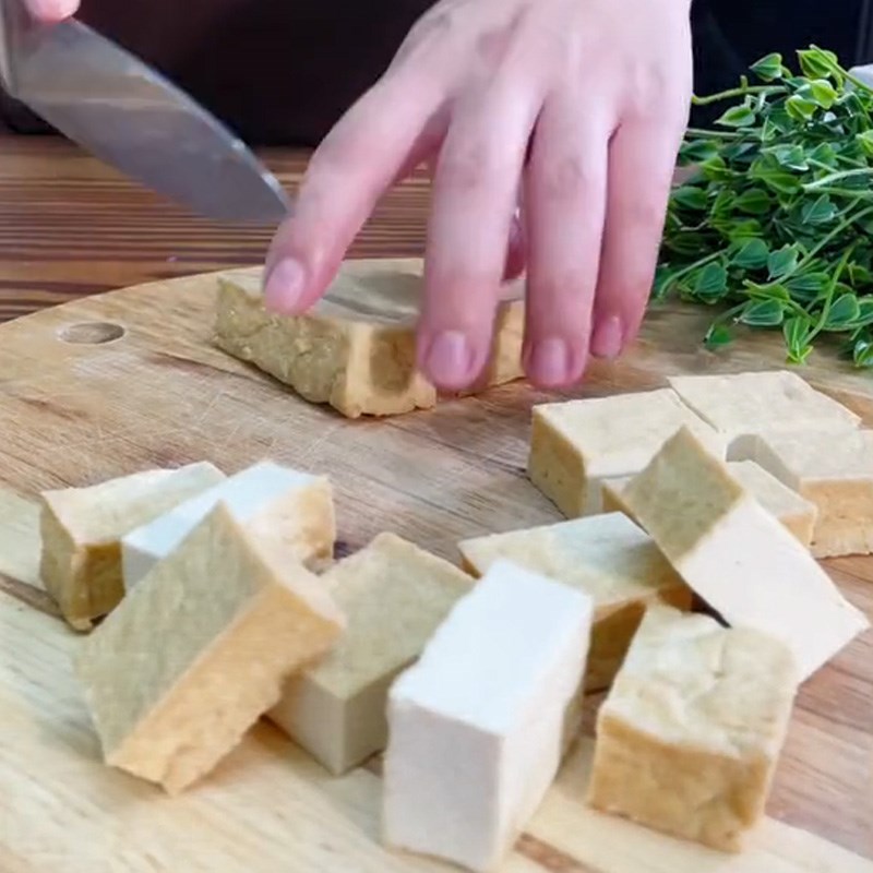 Bước 1 Sơ chế nguyên liệu Đậu hũ rang muối (Công thức được chia sẻ từ TikTok Vào bếp cùng Điện máy XANH)