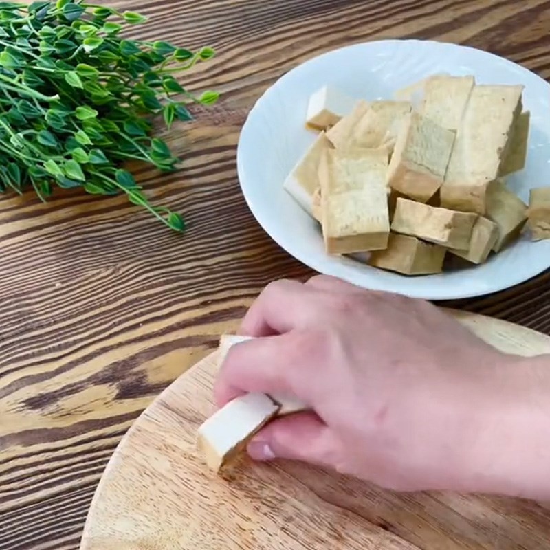 Bước 1 Sơ chế nguyên liệu Đậu hũ rang muối (Công thức được chia sẻ từ TikTok Vào bếp cùng Điện máy XANH)