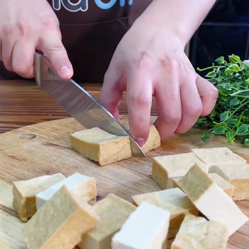 Bước 1 Sơ chế nguyên liệu Đậu hũ rang muối (Công thức được chia sẻ từ TikTok Vào bếp cùng Điện máy XANH)