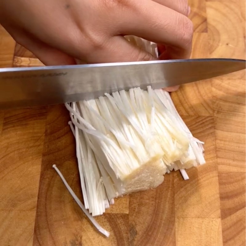 Bước 1 Sơ chế nguyên liệu Cơm chiên nấm đùi gà