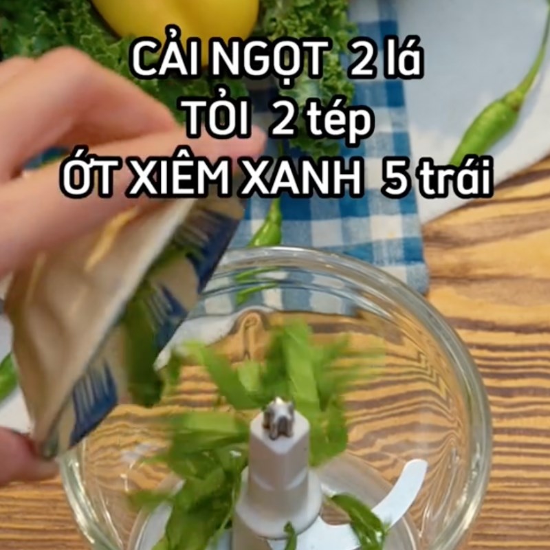 Bước 1 Sơ chế nguyên liệu làm xốt muối chiên cơm Cơm chiên muối ớt xanh (Công thức từ kênh Tiktok Vào bếp cùng Điện máy XANH)