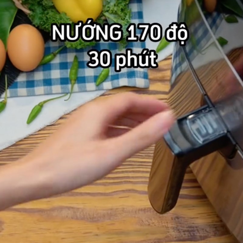 Bước 2 Sơ chế và nướng đùi gà Cơm chiên muối ớt xanh (Công thức từ kênh Tiktok Vào bếp cùng Điện máy XANH)