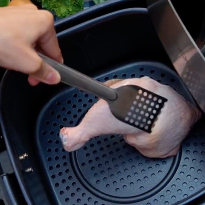 Bước 2 Sơ chế và nướng đùi gà Cơm chiên muối ớt xanh (Công thức từ kênh Tiktok Vào bếp cùng Điện máy XANH)