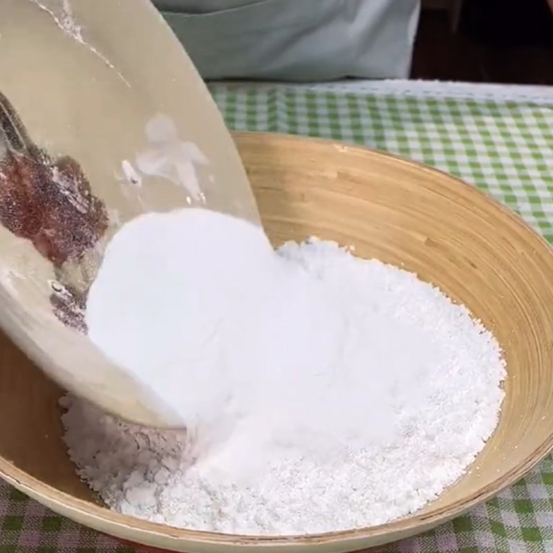 Bước 1 Trộn bột Bánh tai yến (Công thức được chia sẻ từ Tiktok Vào bếp cùng KitchenAZ)