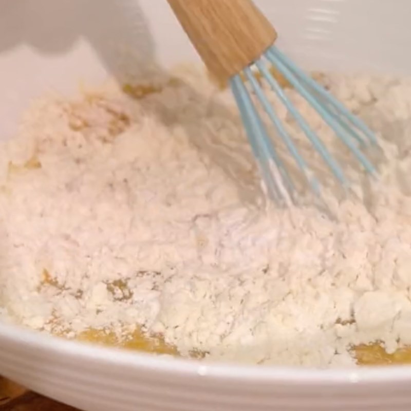 Bước 2 Trộn bột bánh Pancake chuối