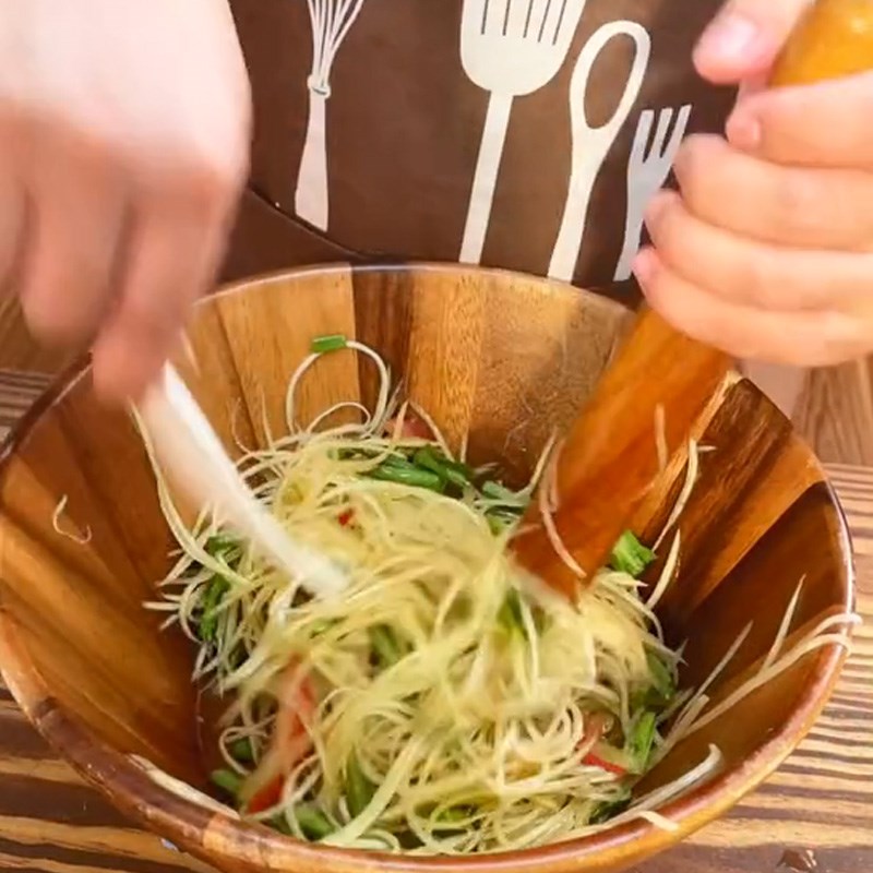 Bước 3 Trộn gỏi đu đủ thái lan Gỏi đu đủ thái lan (Công thức được chia sẻ từ TikTok Vào bếp cùng Điện máy XANH)