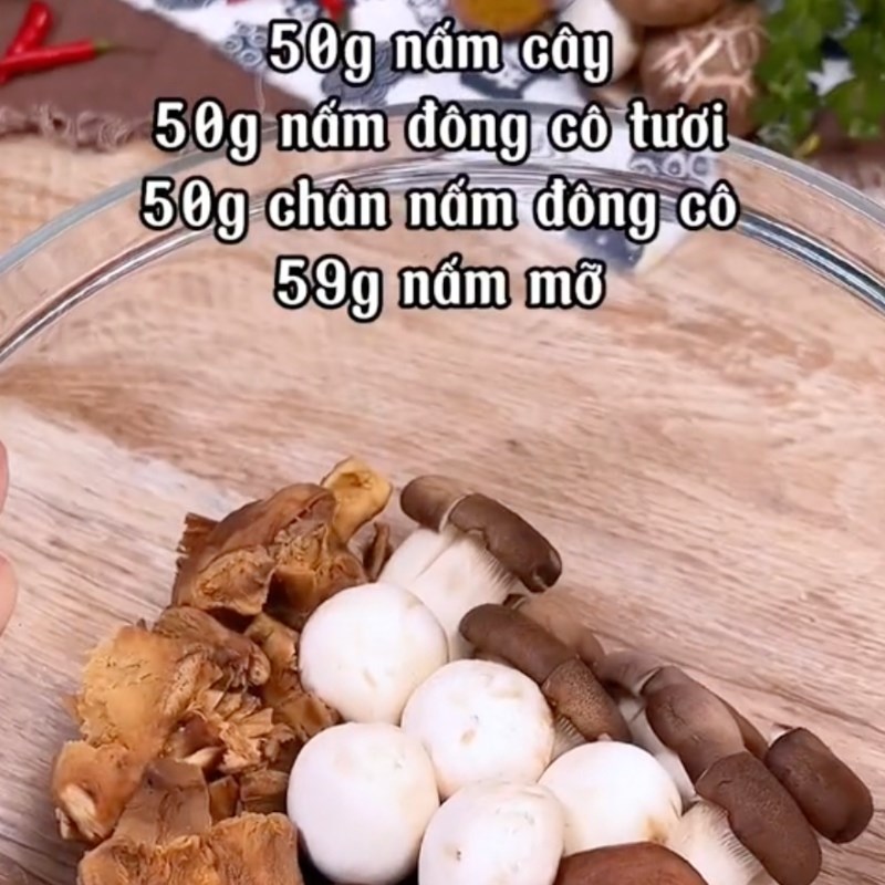 Bước 2 Ướp nấm Nấm kho sả nghệ
