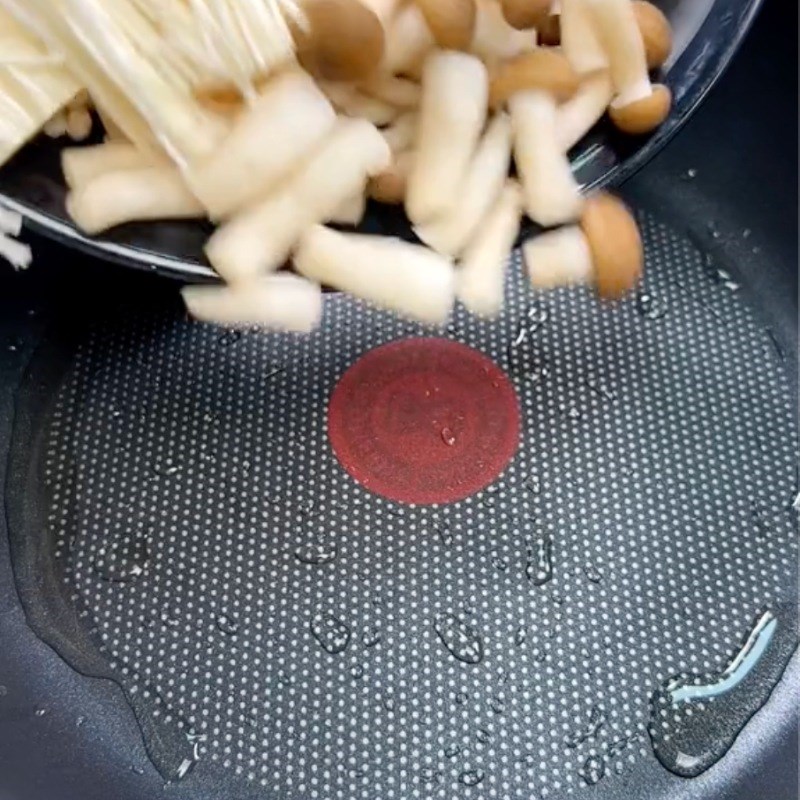 Bước 2 Xào nấm Cơm chiên nấm đùi gà