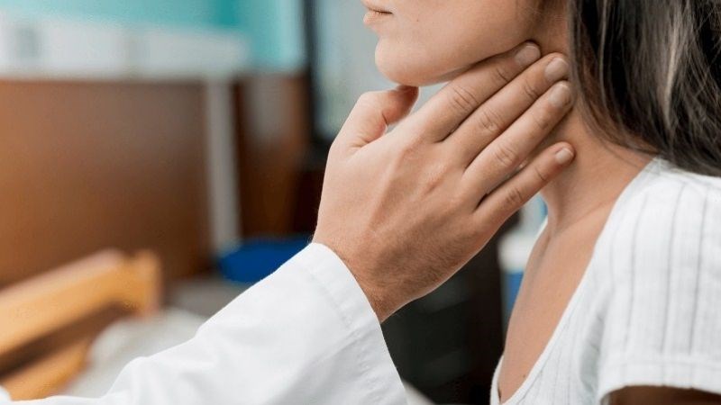 Bác sĩ tiến hành sờ hạch để đánh giá tính chất