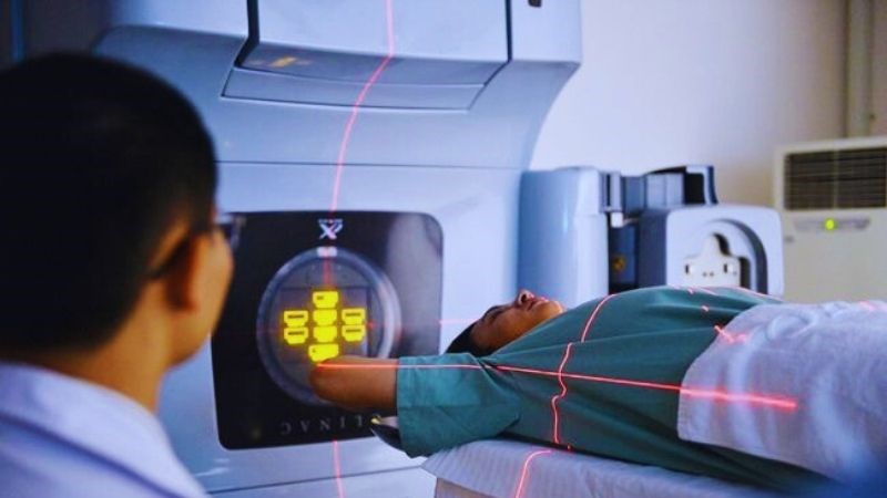Dùng tia năng lượng cao để tiêu diệt các tế bào bị bệnh