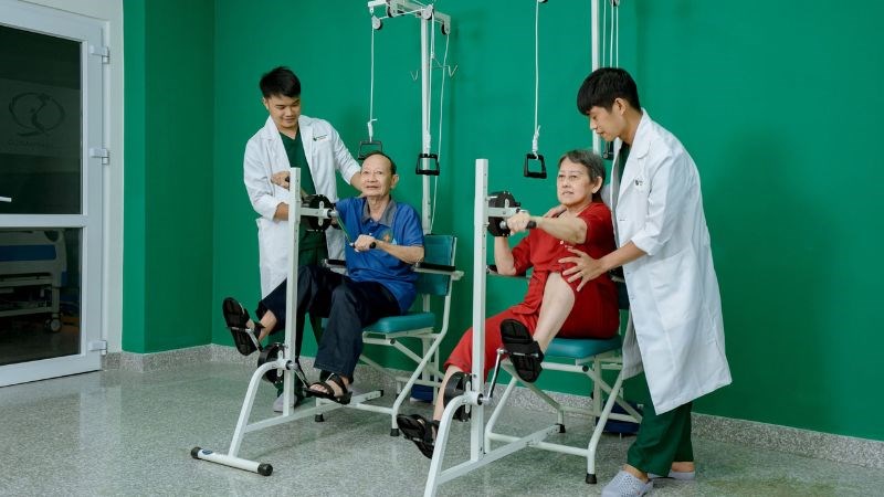 Hãy giúp đỡ bệnh nhân thực hiện các bài tập để phục hồi chức năng vận động