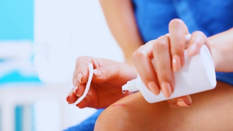 Rửa vết thương sạch sẽ tránh nhiễm trùng