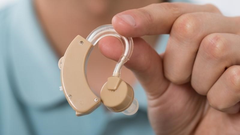 Sử dụng máy trợ thính cũng là biện pháp điều trị bệnh meniere