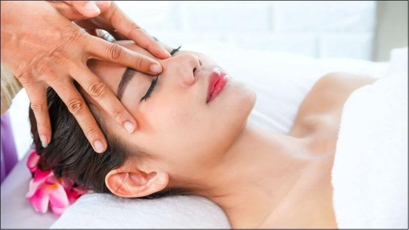 Mát xa đầu kích thích các huyệt đạo hay các nang tóc giúp cải thiện tình trạng mọc tóc