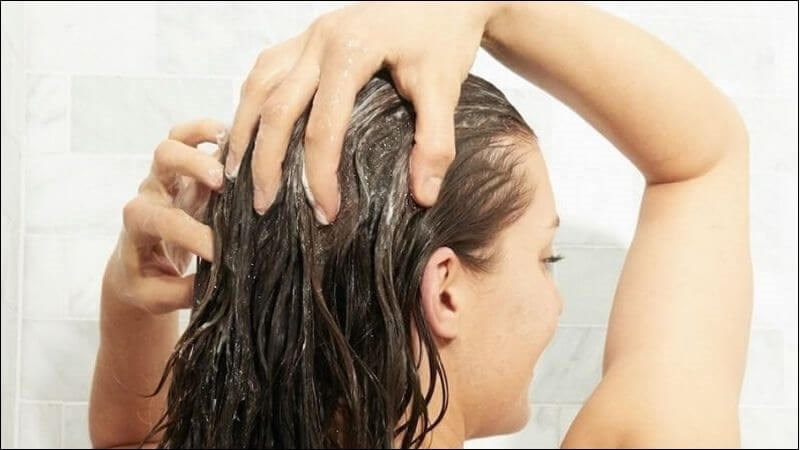 Mát xa da đầu bằng đầu thịt của ngón tay chứ không phải móng tay để tránh làm rách da đầu khi gội đầu