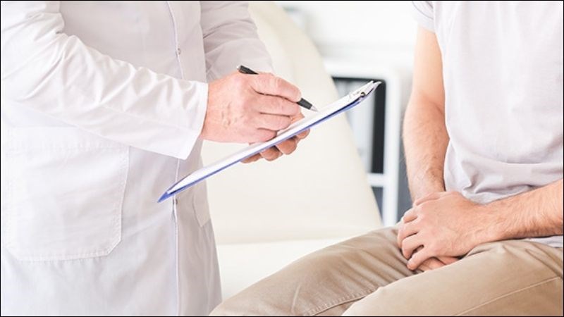 Bác sĩ đánh giá các dấu hiệu liên quan đến suy sinh dục