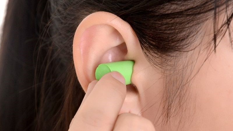 Đeo nút tai khi đi máy bay để bảo vệ tai Đeo nút tai khi đi máy bay để bảo vệ tai