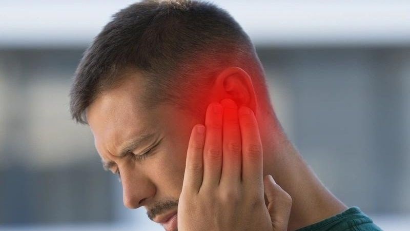 Để chẩn đoán đau tai, bác sĩ thường dựa vào triệu chứng lâm sàng là chính