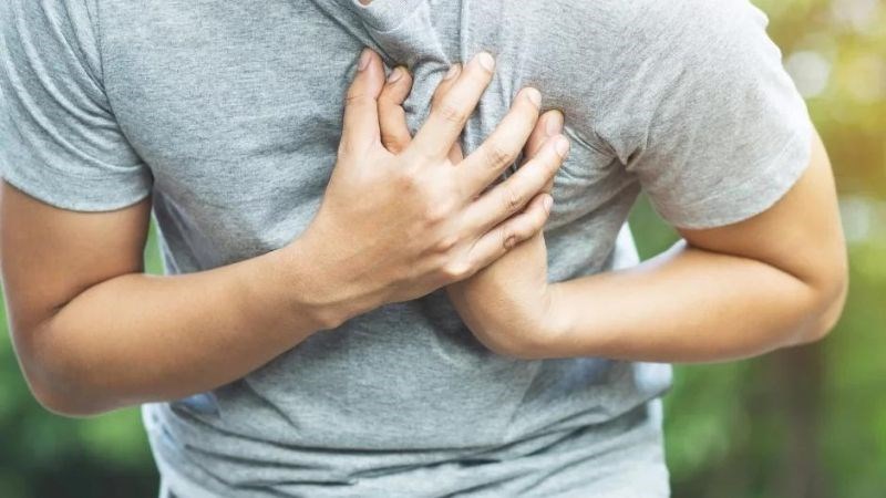 Đau thắt ngực được mô tả là cơn đau như bóp nghẹt, đè nặng, thắt chẹn