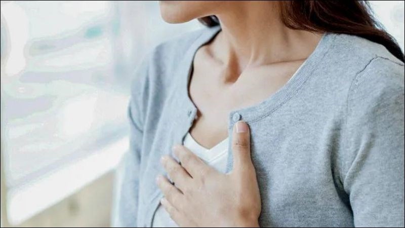Đau thắt ngực thường kèm theo tình trạng tê lan dọc theo cánh tay