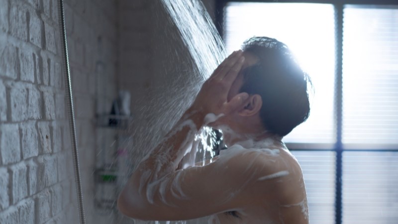 Thường xuyên tắm rửa, vệ sinh vùng kín cũng là cách phòng ngừa nổi mụn ở dương vật