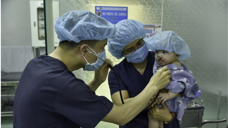 Bác sĩ sẽ dựa vào hình thể ngoài để chẩn đoán hở hàm ếch ở trẻ Bác sĩ sẽ dựa vào hình thể ngoài để chẩn đoán hở hàm ếch ở trẻ