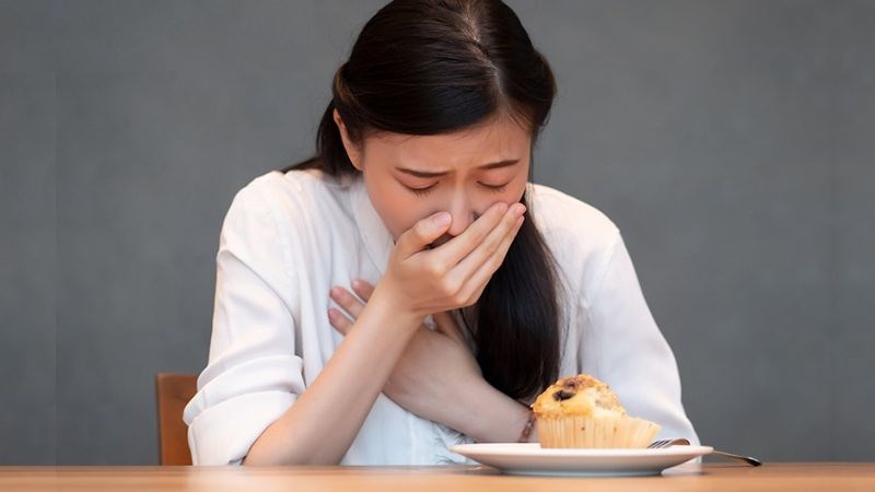 Khó nuốt là tình trạng khó khăn khi nuốt thức ăn, nước uống