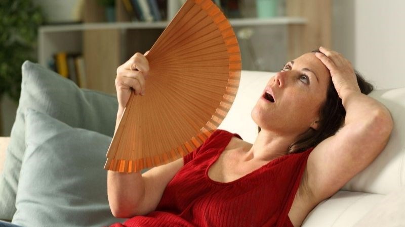 Bốc hỏa là một trong những triệu chứng đi kèm với mất kinh Bốc hỏa là một trong những triệu chứng đi kèm với mất kinh