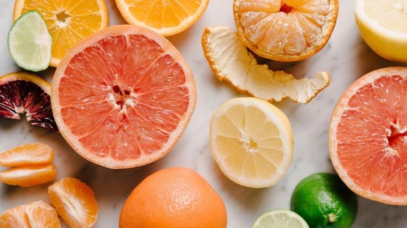 Nên tránh các loại trái cây có múi vị chua để hạn chế làm tăng axit dạ dày